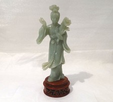 Chine. Statuette en jade vert céladon déesse Guanyin à la fleur XXème  H 24cm