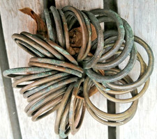 lot de trente deux anneaux de rideaux en laiton