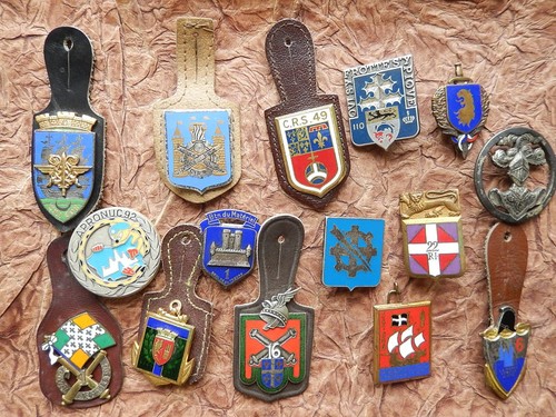 Lot insignes pucelles - 15,