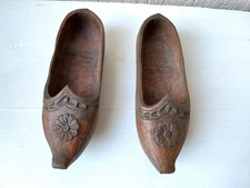 Anciens petits sabots d'enfant en bois sculpté