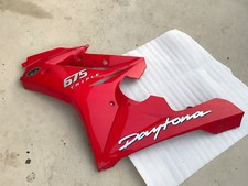 UN FLAN GAUCHE CARENAGE COQUE ROUGE  2307520 TRIUMPH 675 DAYTONA 2006 2007 2008