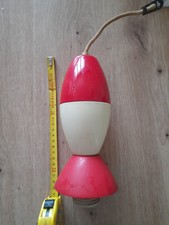 Lampe vintage rouge et blanche vintage pour pièce. Plastique. Manille ERCO.