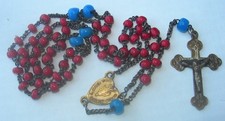 ancien chapelet 59 grains en perles pâte de verre rouge et bleue