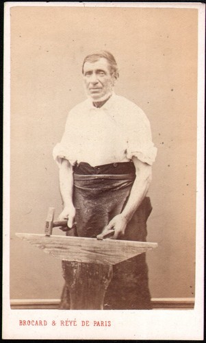 Homme avec enclume