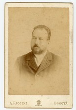 PHOTO CABINET Faccini Bogota Colombia 1887, un homme pose regard de côté costume