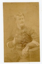 PHOTO photographie, un militaire gradé grade moustache regard sur le côté