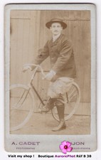 HOMME EN POSE AVEC SON VÉLO