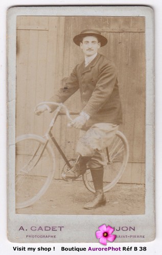 Homme pose avec - en, vÉlo