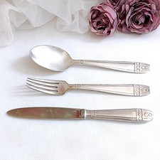 Lot trois couverts en métal