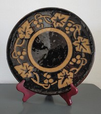 Plat en terre cuite vernissée des années 50 du Dauphiné Gaetana Marino vignes