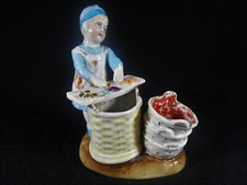 FIGURINE PYROGÈNE / PORTE ALLUMETTES MARCHAND FRUITS & LÉGUMES EN PORCELAINE