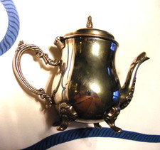 theiere ou  cafetiere EGOISTE en METAL ARGENTE probablement  XX°