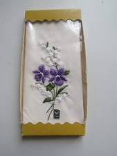 mouchoir brodé contenu dans sa boîte d'origine