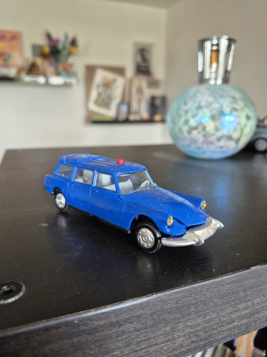 Voiture miniature vintage
