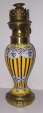 BELLE LAMPE A PETROLE PIED FAIENCE PEINTE FLEURS ART DECO