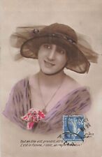 CP FEMME CHAPEAU VOILETTE