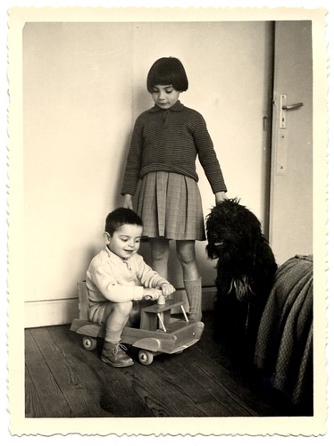 Enfants jouant assis camion