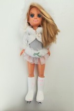 Poupée Nancy Famosa sport d'hiver poupée blonde collection avec tenue patineuse 