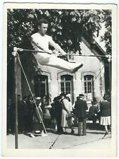 photo snapshot - gymnastique à la barre fixe - homme sport vers 1950