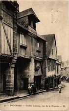 CPA FOUGERES - Vieilles maisons rue de la Pinterie (357017)