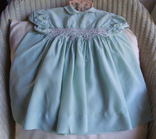 Magnifique vintage début années 50 robe SOIE bleu poudre smockée main bébé fille