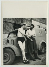 Voiture des PTT vers 1947. Homme en maillot de bain. Technicien bélinographe ?