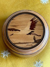 ancienne et jolie boite circulaire en bois marqueterie signée SPINDLER , ALSACE.