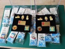 Pin's Lot de 19 Pin's Renault  / +2 Coffrets Pin's Officiels - Albertville 92