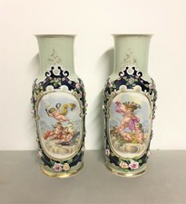Paire de vases en porcelaine à décor d'anges époque Napoléon III