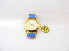 Pin's Pins Pin Badge - AGATHA - MONTRE / WATCH - MODE - CHIEN - ARTHUS BERTRAND