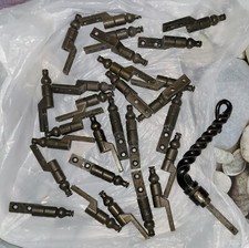 LOT DE PAUMELLES OU GONDS OU CHARNIERES FEMELLE, JE NE SAIS PAS TROP LE VRAI NOM