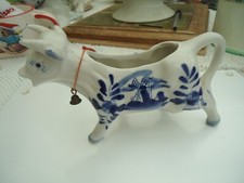 Pot à lait ou Saucière en forme de Vache Delft Blue numérotée 845