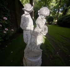 Statue ancienne en pierre sur socle 126 cm – Couple romantique – Jardin déco