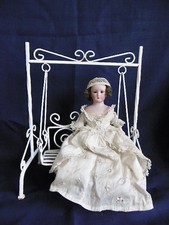 BALANCELLE DE PEITE POUPÉE EN MÉTAL LAQUÉ BLANC Ht 30cm Larg 25 cm