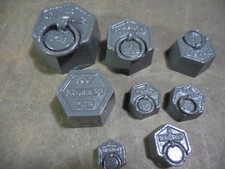 8 poids hexagonaux anciens en fonte pour balance