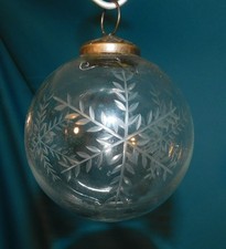 ANCIENNE BOULE DE NOËL EN VERRE SOUFFLÉ TAILLÉ ÉGLOMISÉ . ø 95 mm . PARDON