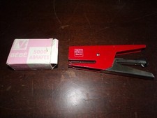 Agrafeuse JAKY bébé 58 + agrafes ( 4 mm )