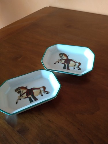 Deux petites coupelles