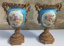 Vases porcelaine dlg Sèvres décor chérubins fleurs monture bronze doré 19ème