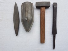 Lot ancien outil pour battre les faux coffin pierre aiguiser marteau enclume fer