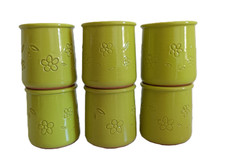 6 pots de yaourt vert. Décor