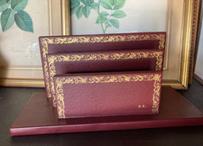 Range courrier en cuir grainé bordeaux ornement doré élégant monogrammé N.K