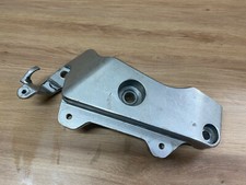 UN CACHE CARTER DROIT DE CADRE