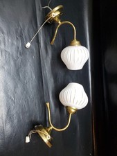 Paire d'appliques murales vintage laiton et verre opalin strié rétro chic 60/70