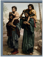 Bédouines portant leurs enfants. P.Z. vintage photochromie. photochromie, vint