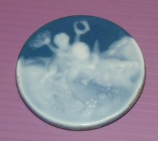 ROND en BISCUIT de LIMOGES BLANC BLEU ANGES  DESSUS BOITE A  POUDRE BOITE BIJOUX