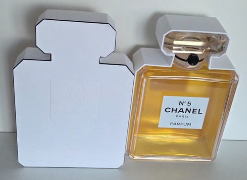 Chanel factice geant - factice, avec