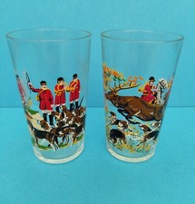 2 verres, thème chasse à cour, hauteur 11,5 cms, chasseurs
