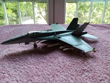 MAQUETTE MONTEE ET PEINTE DE L'AVION AMERICAIN F 18 HORNET 1/72