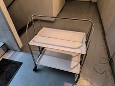 Tablette de service pliante à roulettes.